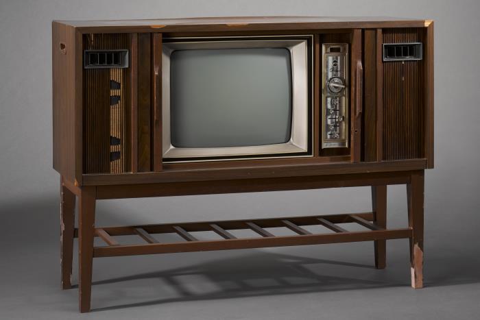 <strong><a href="https://www.roots.gov.sg/Collection-Landing/listing/1339271">Setron Deluxe Model Television Set</a></strong><br>
2016-00289<br>
1960s–1970s<br>
Gift of Alvin Tan<br>
Collection of National Museum of Singapore, National Heritage Board